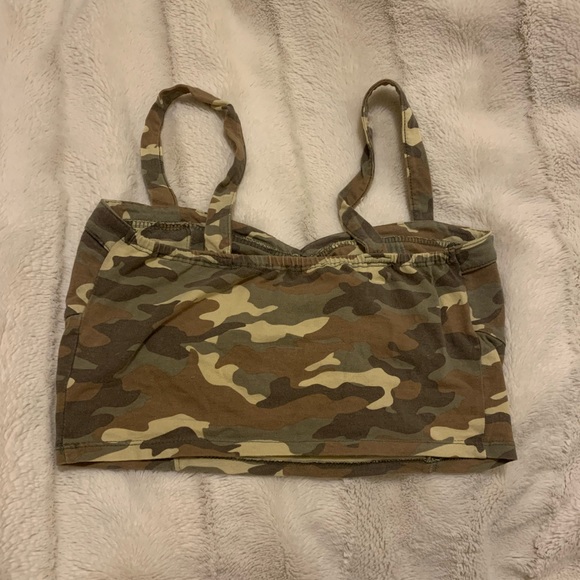 ✨3/$25✨Camo Cropped Tank Top - Picture 2 of 3